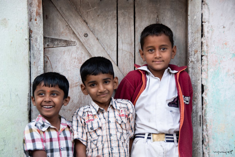 Foto Decorar Caras y Gestos Trio Hermanos India 2India